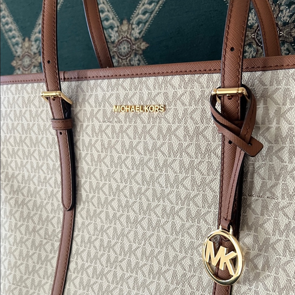 NWT Michael Kors Jet Set Travel Large Shoulder Tote Vanilla - Picture 2 of 15